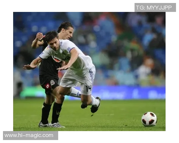 男足球明星在比赛中意外被对手绊倒引发争议与讨论